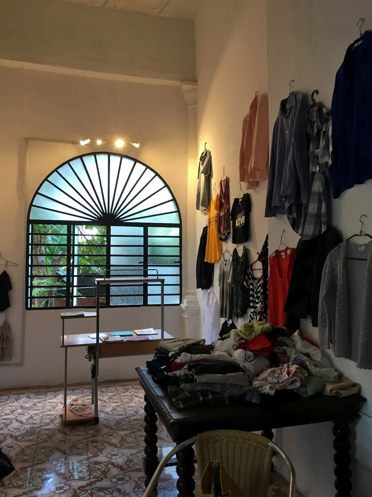 Figure 1. Aglutinador, Havana, Cuba. Exhibition: ‘Disociación de
            la cultura: Si no vendes tu arte, vende tu ropa’ (Dissociation of Culture: If You Do Not
            Sell Your Art, Sell Your Clothes), December 2019. ©Analays Alvarez Hernandez.