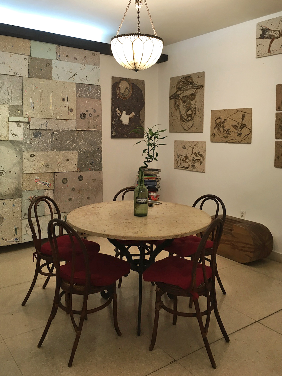Figure 2. Estudio Figueroa-Vives, Havana, Cuba. Exhibition: ‘Fin
              de temporada’ (Season’s End), 2019. The Figueroa-Vives family lives in the first-floor
              apartment. ©Analays Alvarez Hernandez.