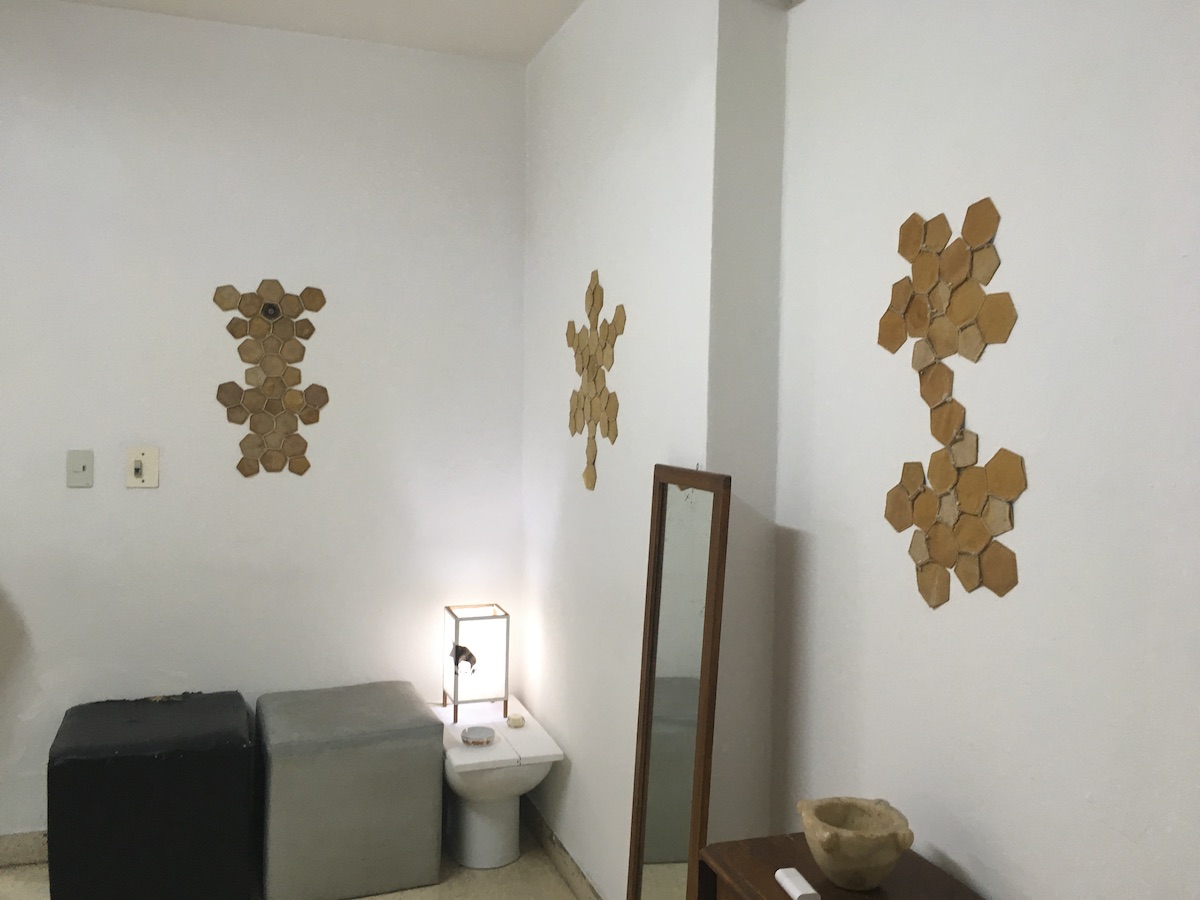 Figure 8. Avecez Art Space (Sometimes Art Space), Havana,
                Cuba. Exhibition: ‘A quién pueda interesar’ (To Whom it May Concern), 2019. Living
                room display. ©Analays Alvarez Hernandez.